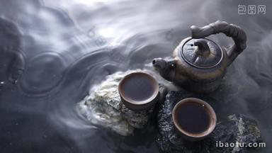<strong>水</strong>面上的茶壶与茶杯